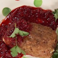 Телятина а-ля кордон блю с яблоками и вишневой сальсой