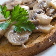 Теплые канапе с грибами, жареным луком и пармезаном