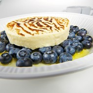 Теплый гратен с голубикой и апельсиновым соусом