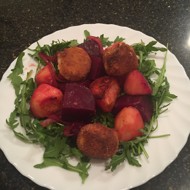 Теплый хрустящий салат с жареной моцареллой, свеклой, молодым картофелем и рукколой