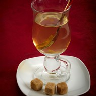 Теплый имбирно-яблочный сидр с бренди