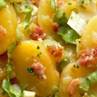 Теплый картофельный салат с хрустящим беконом (Patate e Pancetta) от шефа Джино Д'акампо