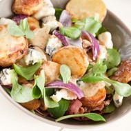 Теплый картофельный салат с маслинами, фетой и мятой