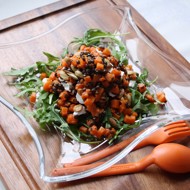 Теплый пряный салат с козьим сыром, тыквой и черной чечевицей