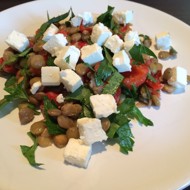 Теплый салат из чечевицы и жареных красных перцев