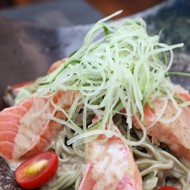 Теплый салат из гречневой лапши с помидорами и лососем