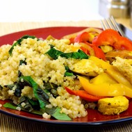 Теплый салат из киноа со шпинатом и фетой