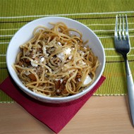 Теплый салат из лисичек, феты и пасты