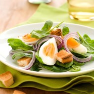 Теплый салат из шпината с чесночными гренками