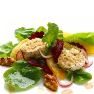 Теплый салат из жаренной в хлебных крошках моцареллы, свеклы и картофеля