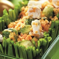 Теплый салат с чечевицей, брюссельской капустой и куриной грудкой