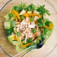 Теплый салат с кальмаром в кокосовых сливках