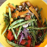 Теплый салат с курицей и овощами на гриле