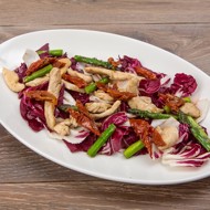 Теплый салат с курицей, спаржей и радиккьо