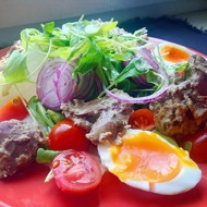 Теплый салат с куриной печенью и рукколой