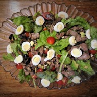 Теплый салат с куриной печенью и шампиньонами