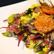 Теплый салат с мангольдом, булгуром и печеными томатами