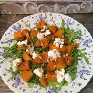 Теплый салат с тыквой, рукколой и кедровыми орешками