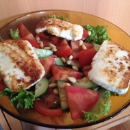 Теплый салат с жареным сыром