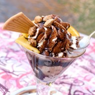 Теплый соленый карамельный соус с ванильным мороженым и карамелизованными орехами