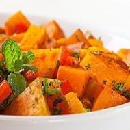Теплый тыквенный салат с красным перцем и пряностями