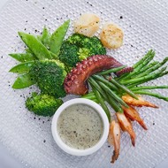 Теплый салат из морепродуктов с зелеными овощами от Жереми Урюти