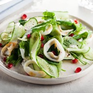 Теплый кальмар с зеленым салатом