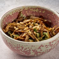 Теплый салат с грибами, шпинатом и ореховым соусом