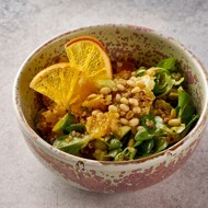 Теплый салат с киноа, печеной тыквой и апельсином