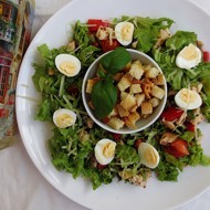 Теплый салат с курицей и киви