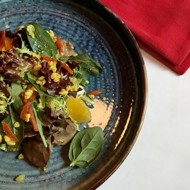 Теплый салат с куриной печенью и курагой