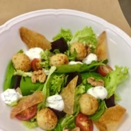 Теплый салат с куриными крокетами, свеклой и чипсами из куриной кожи