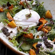 Теплый салат с лисичками и яйцом пашот