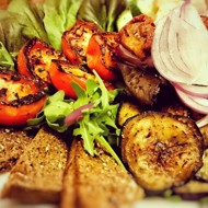 Теплый салат с овощами и печенью индейки