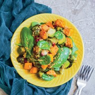 Теплый салат с тыквой и брюссельской капустой