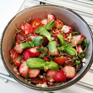 Теплый салат с запеченным редисом