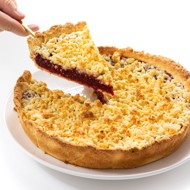 Тертый пирог со сливами