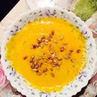 Тыквенный крем-суп картофелем и тыквенными семечками