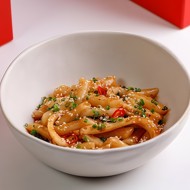 Токпокки с кальмаром на воке