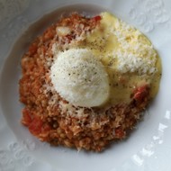 Томатная гречка с яйцом и пармезаном