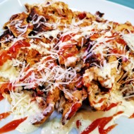 Томатная яичница с сыром и специями