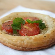 Томатные тарталетки с базиликовым маслом