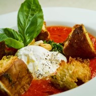 Томатный крем-суп с тосканскими гренками и яйцом пашот