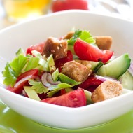 Томатный салат с сухариками на гриле и базиликом