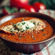 Томатный суп с базиликом и гренками