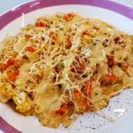 Томатно-луковый скрэмбл с сыром