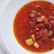 Томатный суп с колбасками