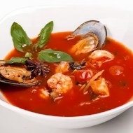 Томатный суп с креветками и рыбой