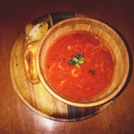 Томатный суп с морепродуктами, базиликом и моцареллой