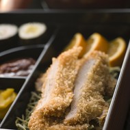 Тонкацу с чили, дайконом и зеленым горошком